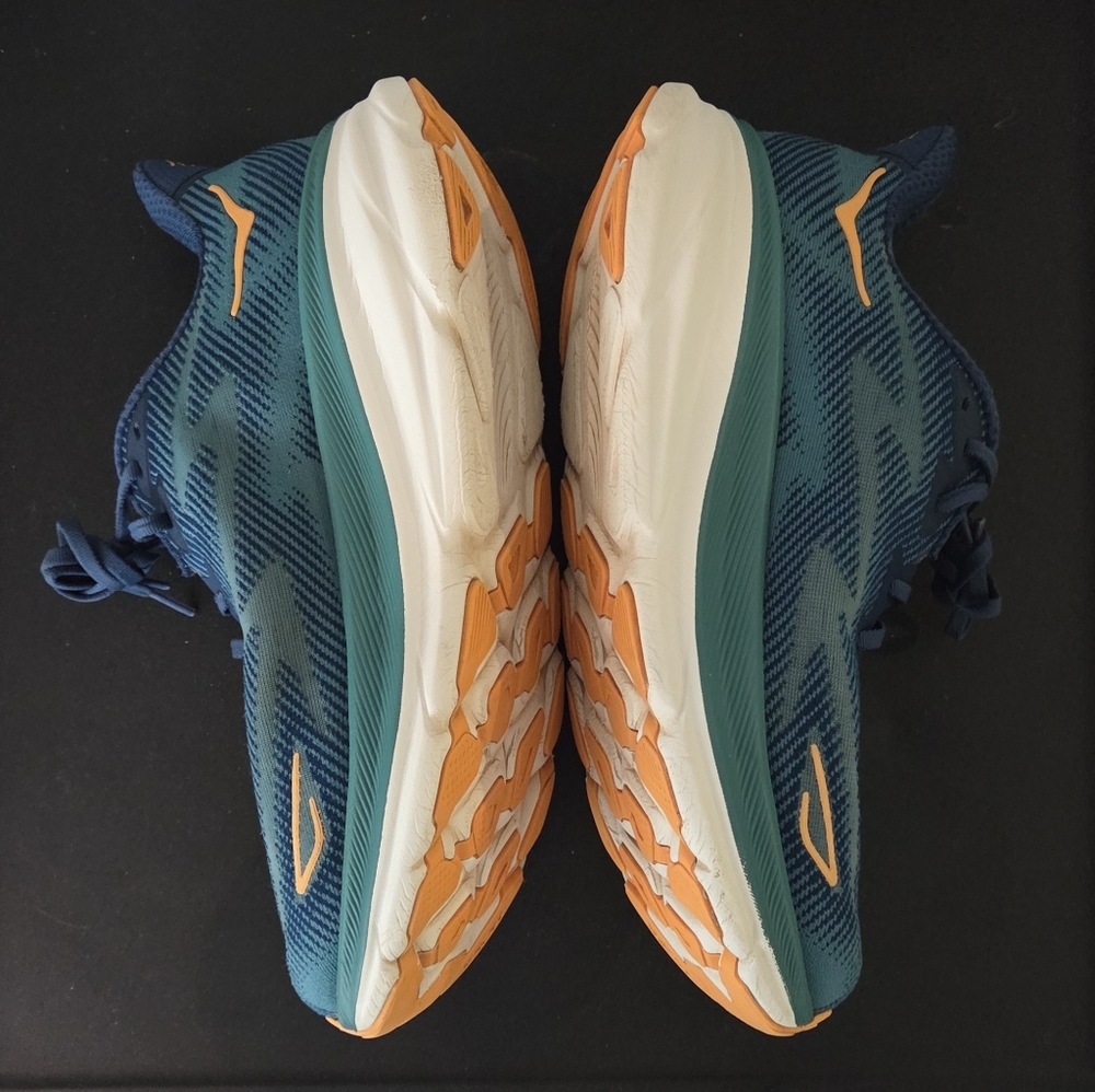 EUC Hoka Clifton 9 Running Shoes - Picture 7 of 16